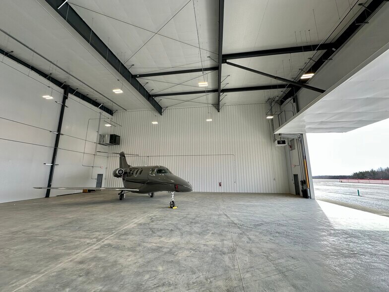 More Photos Of 258 Rockwood Airport Dr, Rockwood Airplane Hangar For Lease