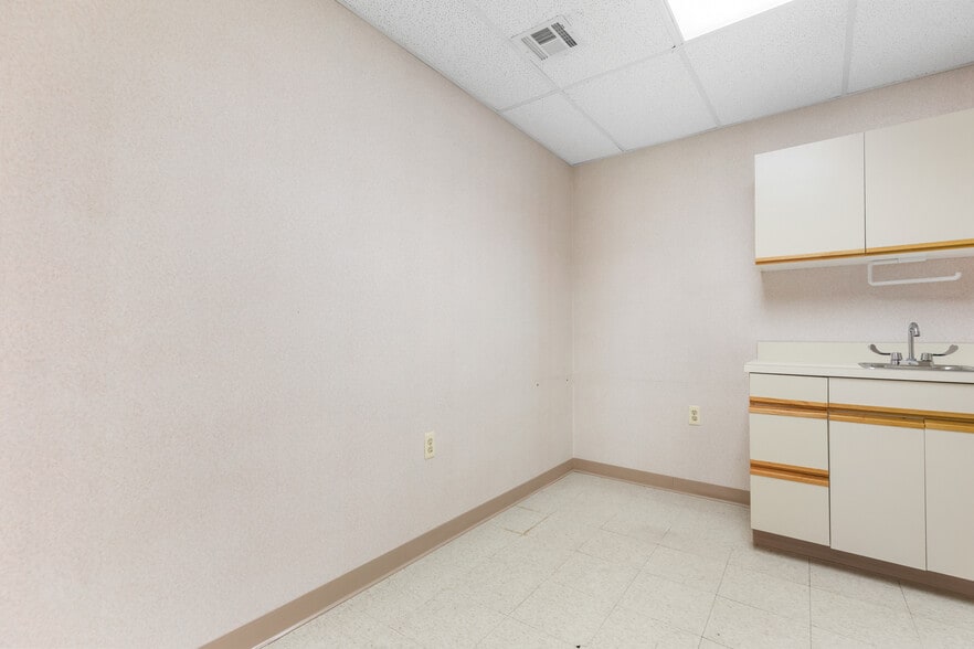 More Photos Of 50 S Franklin Tpke, Ramsey Medical For Lease