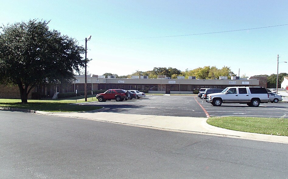 More Photos Of 951 W Pipeline Rd, Hurst Office For Lease