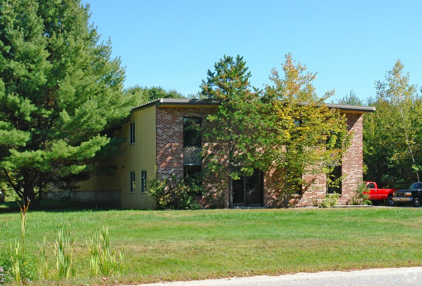 More Photos Of 8 Washington Ave, Scarborough Warehouse For Lease