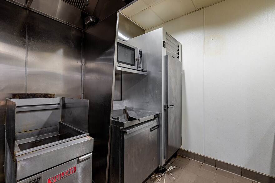 More Photos Of 125 E Main St, Rochester Hotel For Lease