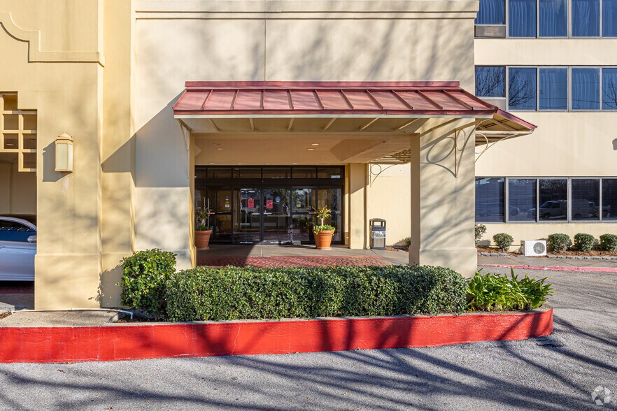 More Photos Of 2610 Williams Blvd, Kenner Hotel For Sale