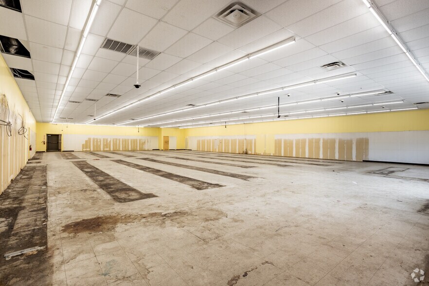 More Photos Of 4072 Glenwood Rd, Decatur Freestanding For Lease