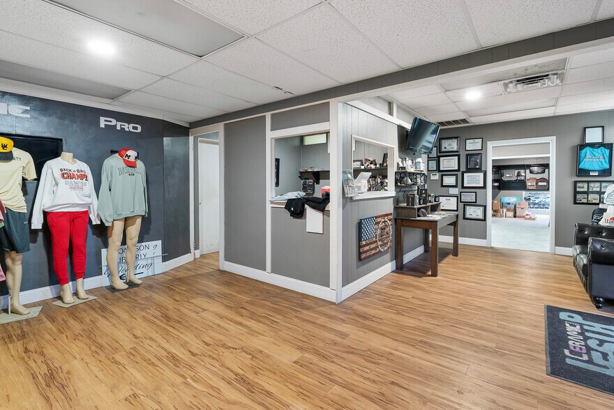 More Photos Of 580 Sw Broad St, Jesup Light Manufacturing For Sale