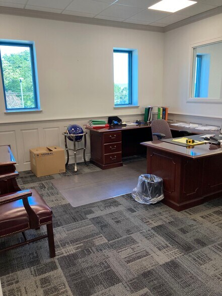 More Photos Of 11 Roadway Dr, Carlisle Light Manufacturing For Sale