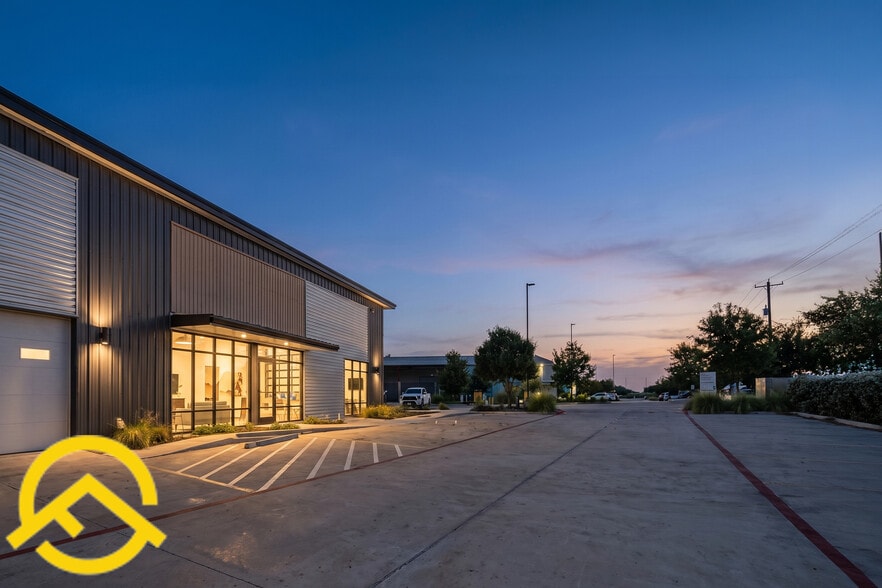 More Photos Of 300 Co Rd 199, Hutto Flex For Lease