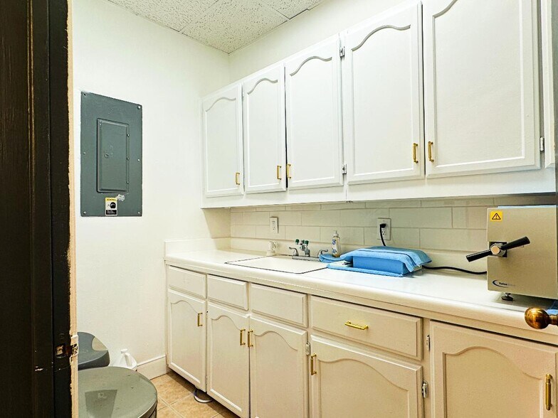 More Photos Of 8237 Fredericksburg Rd, San Antonio Medical For Sale