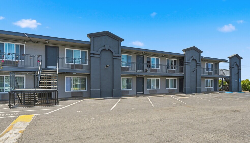 More Photos Of 330 Mar Vista Dr, Vista Apartments For Sale