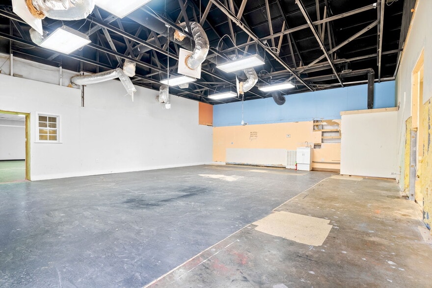 More Photos Of 131 Corporate Dr, Clarksville Flex For Lease