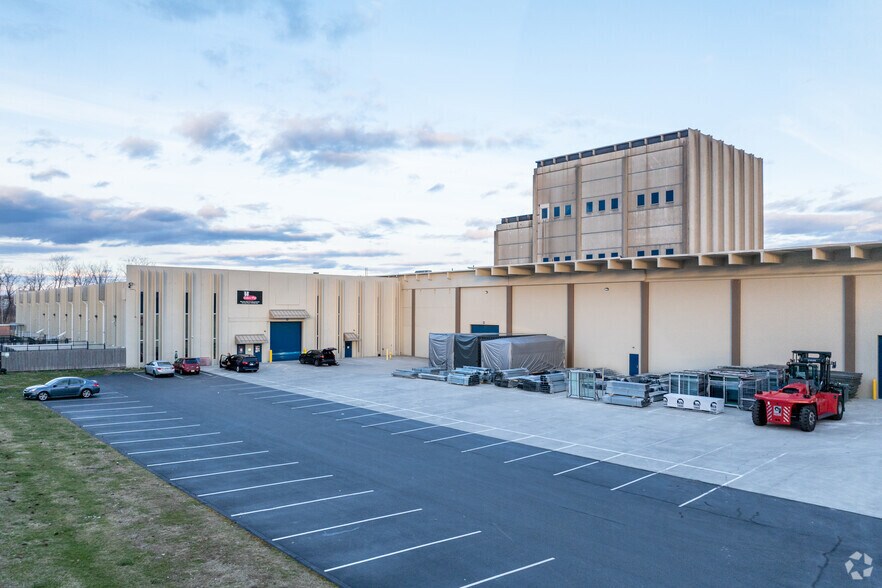 More Photos Of 53 Ayer Rd, Littleton Warehouse For Lease