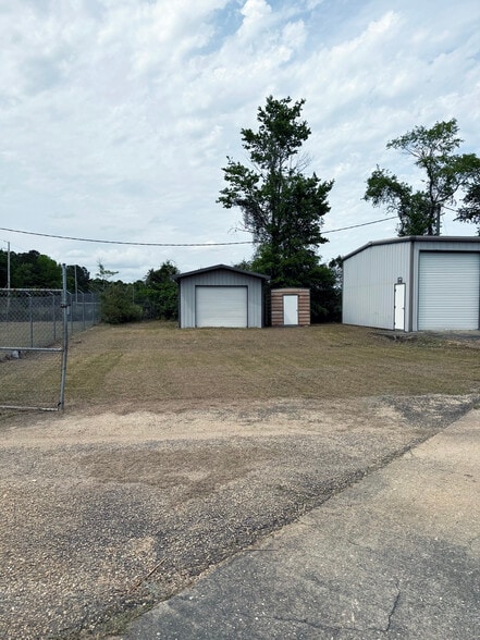 More Photos Of 378 Eastland Rd, Dothan Distribution For Sale