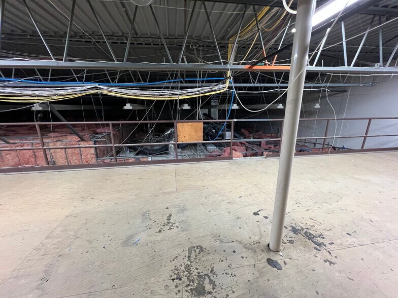 More Photos Of 2305 W Altorfer Rd, Peoria Light Manufacturing For Sale