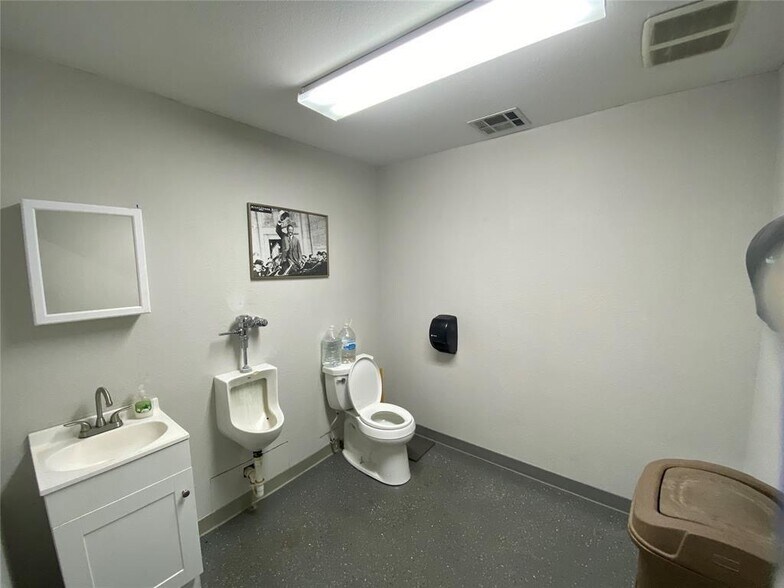 More Photos Of 2821 W 3rd St, Elk City Department Store For Sale