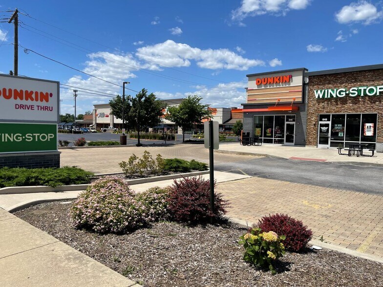 More Photos Of 840 Summit St, Elgin Storefront For Lease