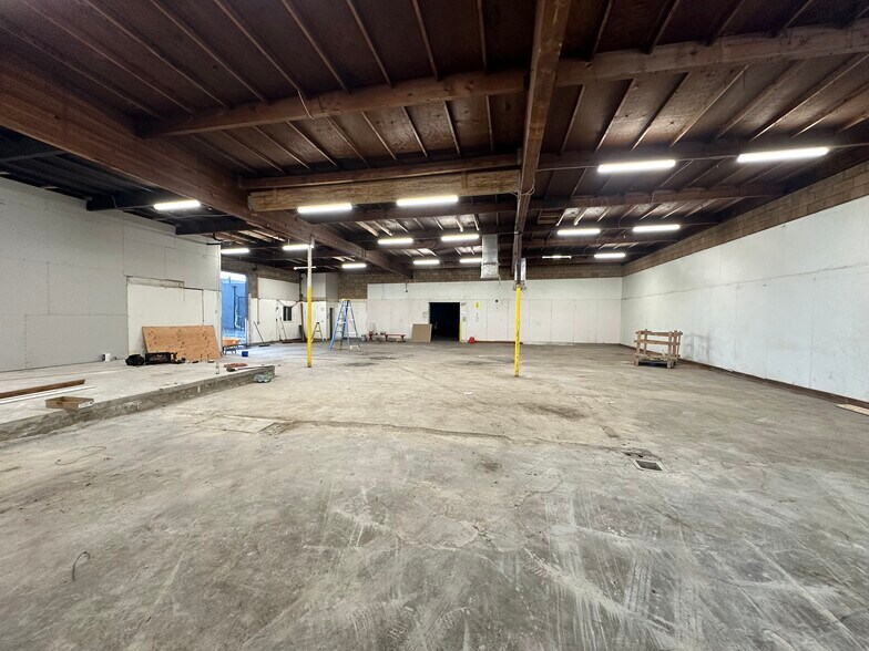 More Photos Of 15215 Keswick St, Van Nuys Warehouse For Lease