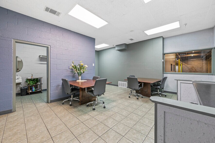 More Photos Of 3141 Hansboro Ave, Dallas Warehouse For Sale