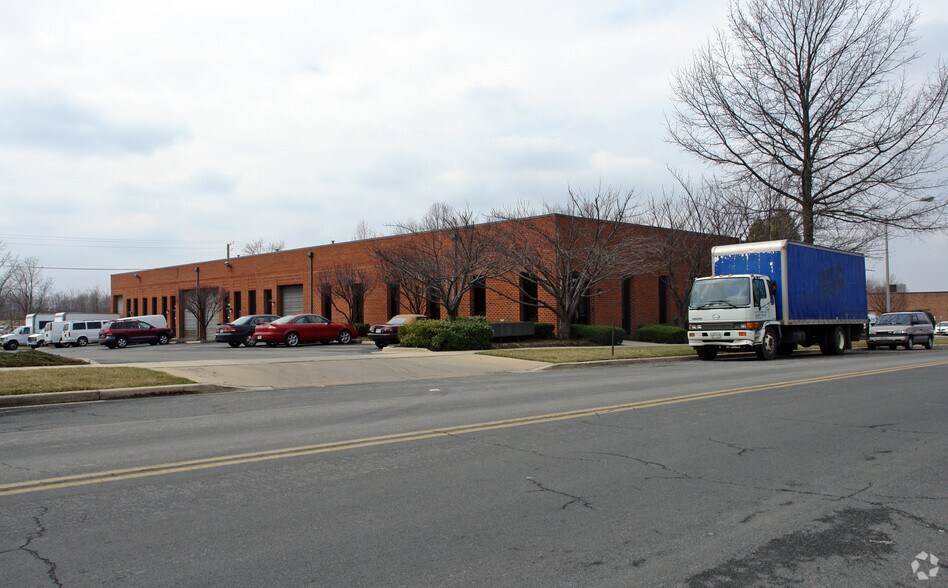 More Photos Of 7904-7914 Queenair Dr, Gaithersburg Industrial For Lease