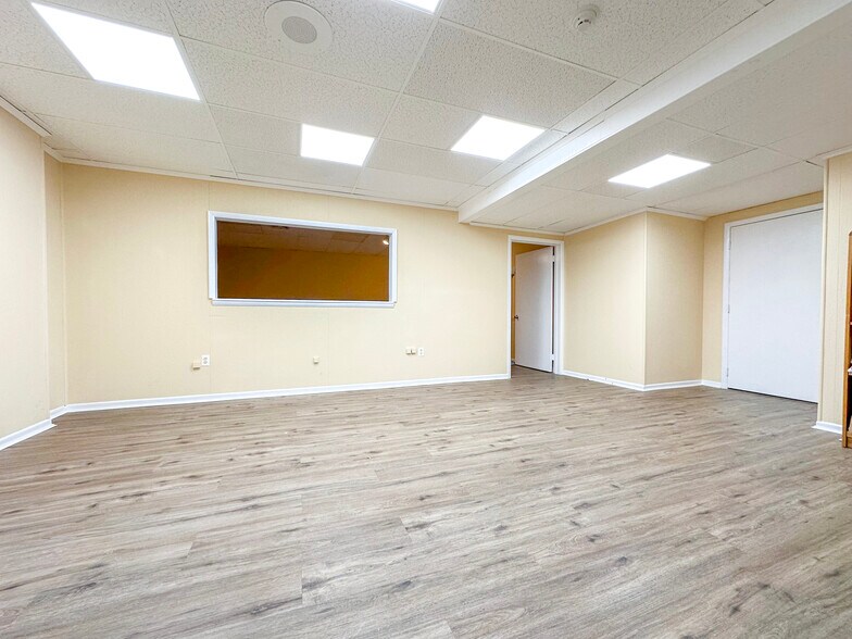More Photos Of 1300 Industrial Blvd, Southampton Light Distribution For Lease