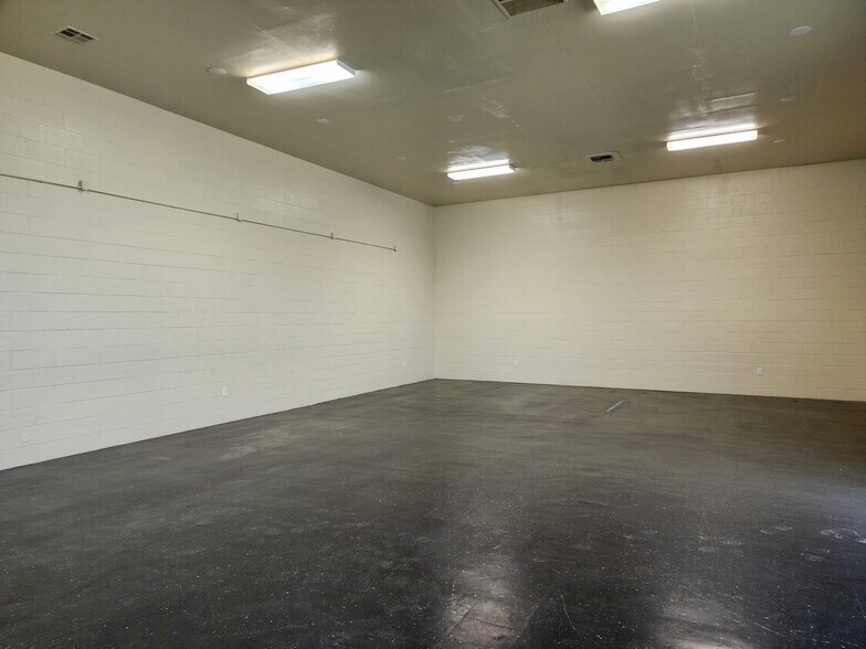 More Photos Of 1515 E Tulare Ave, Tulare Flex For Lease