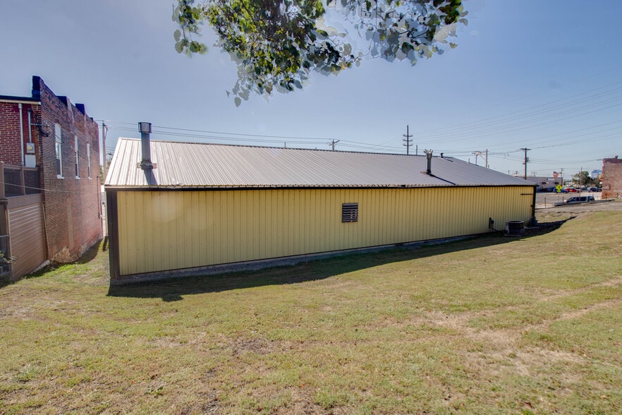 More Photos Of 808 E Broadway, Alton Specialty For Sale