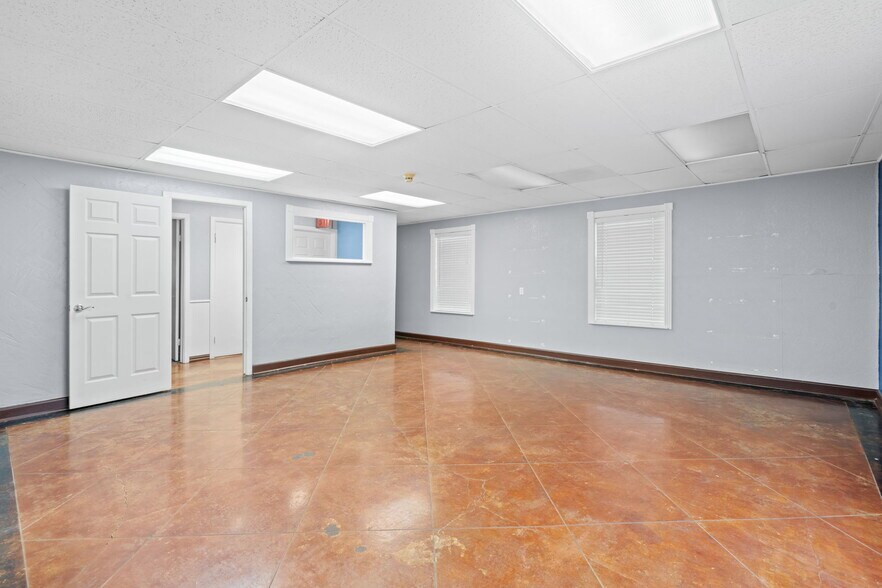 More Photos Of 5620 Rowlett Rd, Rowlett Veterinarian Kennel For Sale