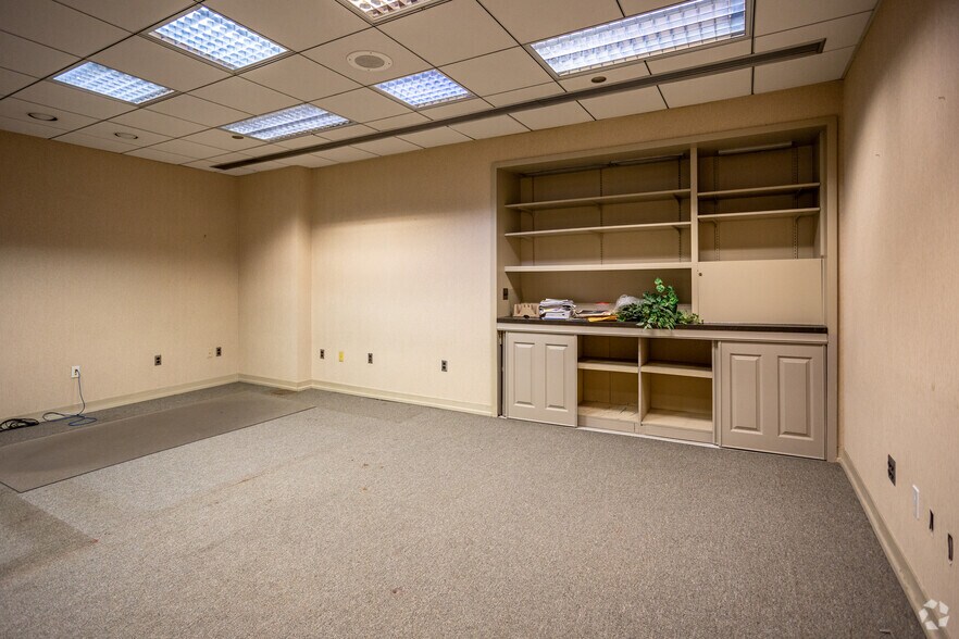 More Photos Of 204-208 W Main St, Johnson City Light Manufacturing For Sale