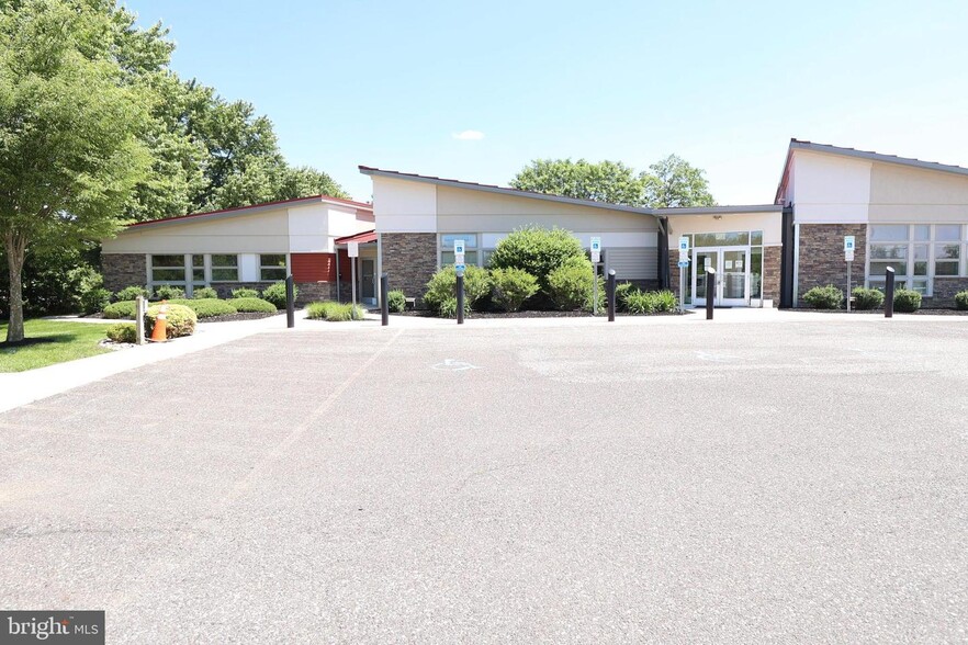 More Photos Of 399 Front St, Elmer Medical For Lease