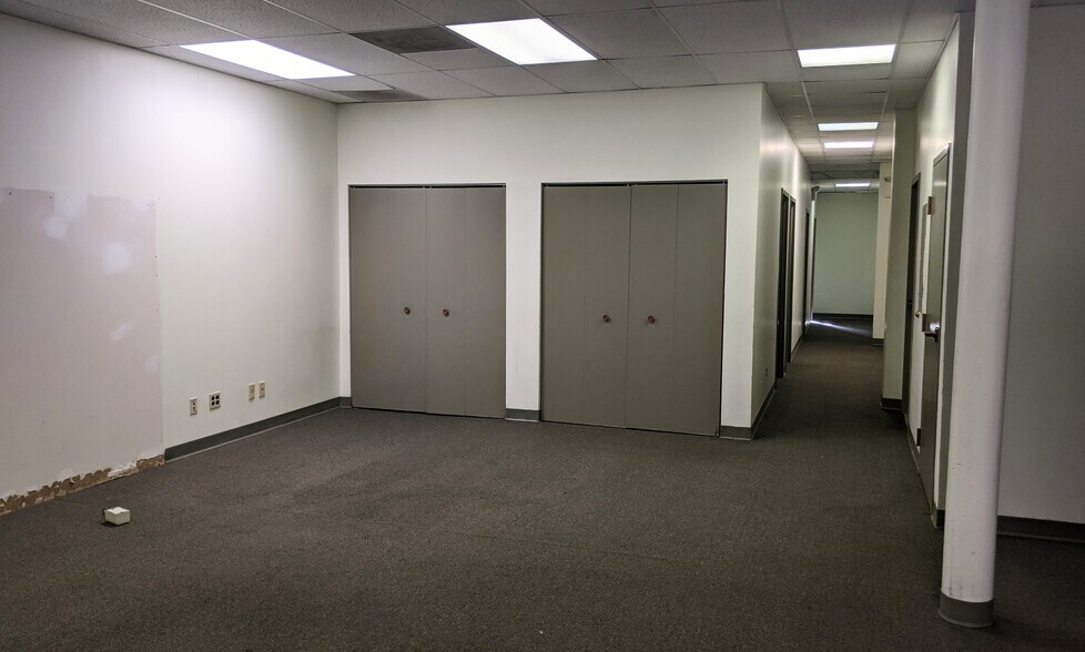 More Photos Of 14-16 E Commerce St, Bridgeton Office For Lease