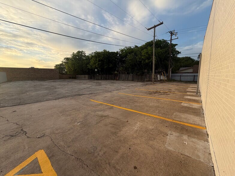 More Photos Of 612 Michael Dr, Everman Freestanding For Lease