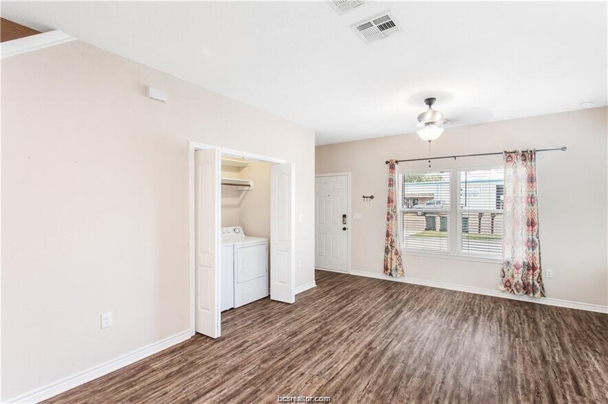 More Photos Of 2108 Cavitt Ave, Bryan Specialty For Sale