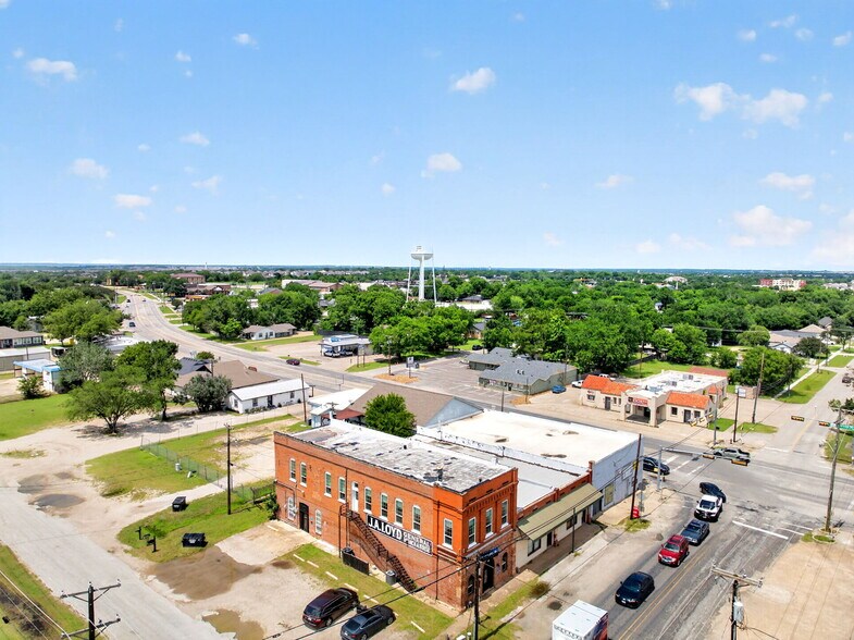 More Photos Of 201 N Bois D Arc St, Forney Storefront For Sale