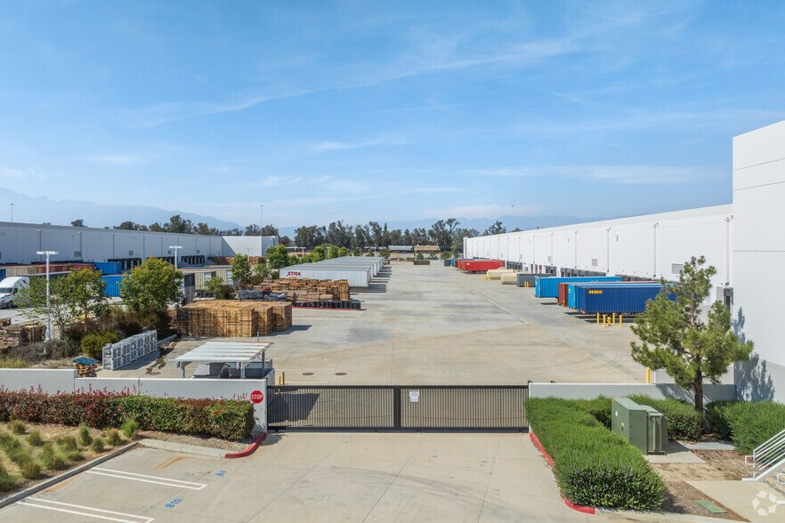 More Photos Of 18012 Slover Ave, Bloomington Distribution For Lease