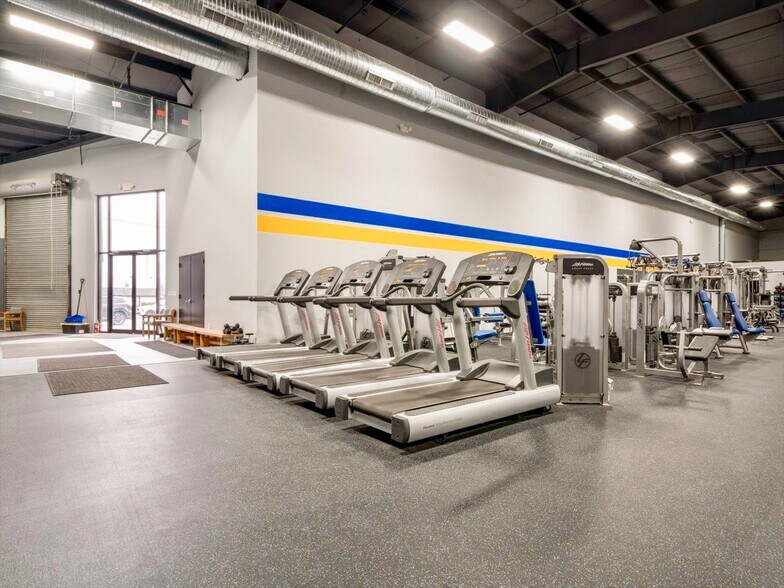 More Photos Of 465 W Commercial St, East Rochester Warehouse For Lease