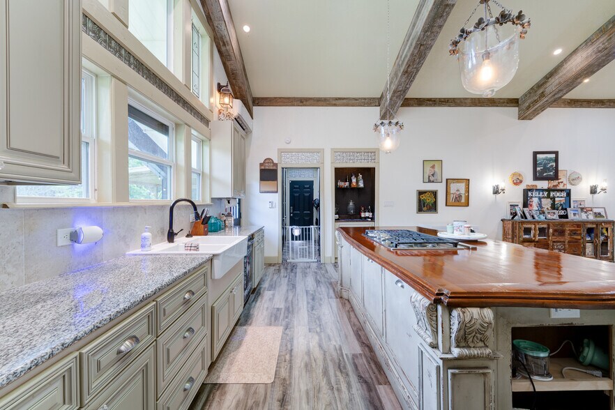 More Photos Of 4388 County Road 197, Alvin Specialty For Sale