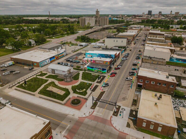 More Photos Of 830 N Kansas Ave, Topeka Bar For Sale