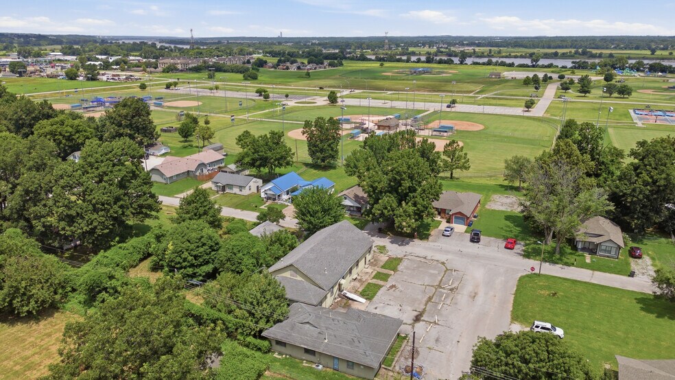 More Photos Of 226 E Jefferson St, Bixby General Retail For Sale