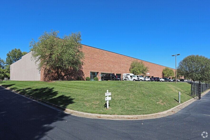 More Photos Of 6348 Burnt Poplar Rd, Greensboro Warehouse For Lease