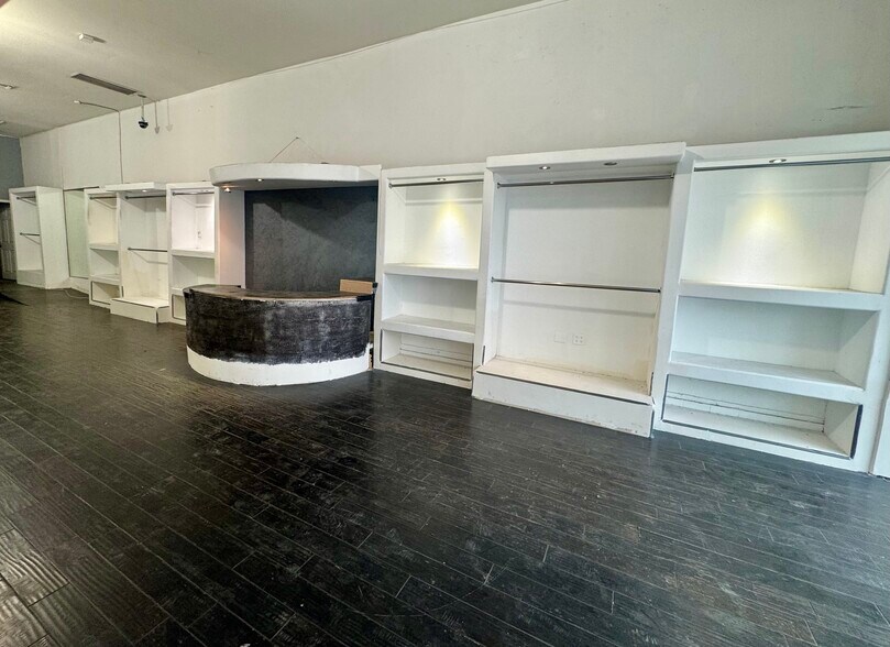 More Photos Of 7555-7555 1/2 Melrose Ave, Los Angeles Storefront For Lease