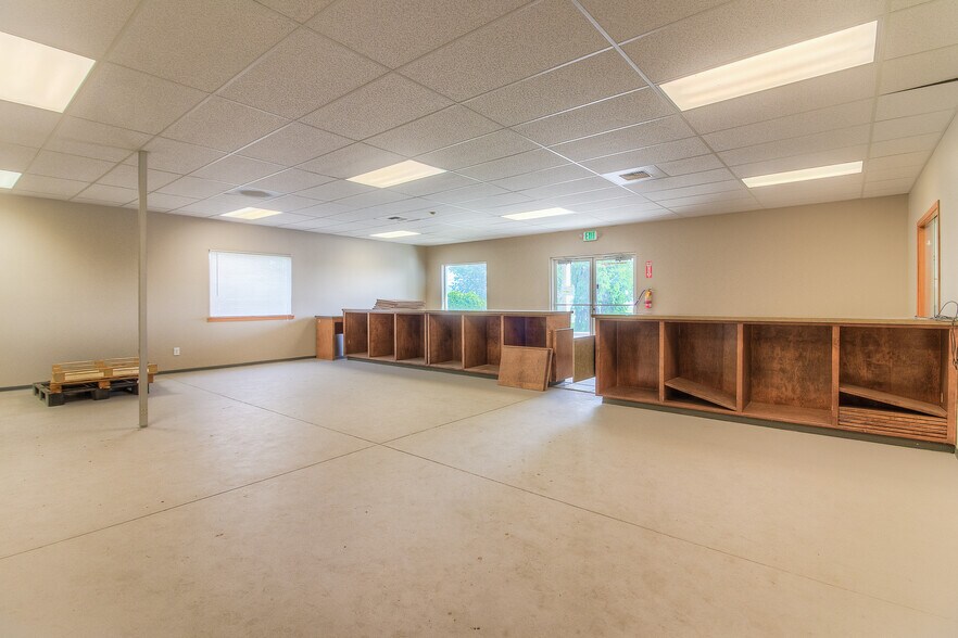 More Photos Of 445 Barnard Blvd, Sunnyside Office For Sale