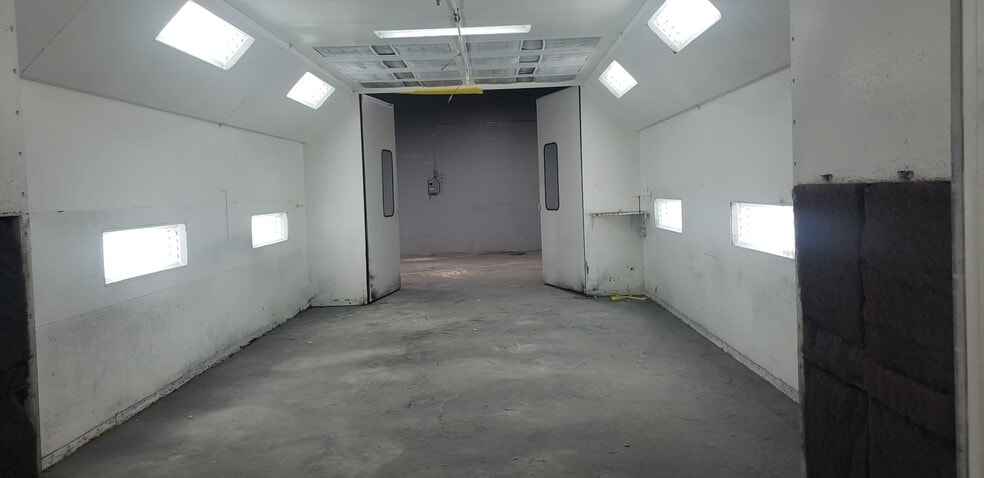 More Photos Of 17721 Sherman Way, Reseda Auto Repair For Sale