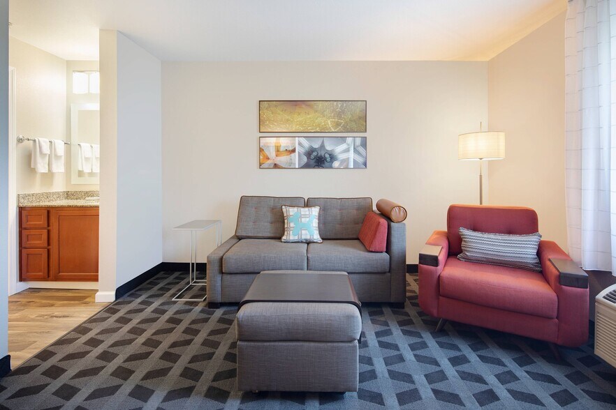 More Photos Of 3100 SE 14th St, Bentonville Hotel For Sale