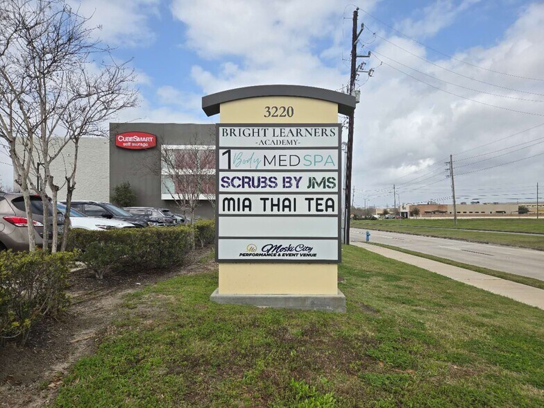 More Photos Of 3220 Kirby Dr, Pearland Storefront For Lease
