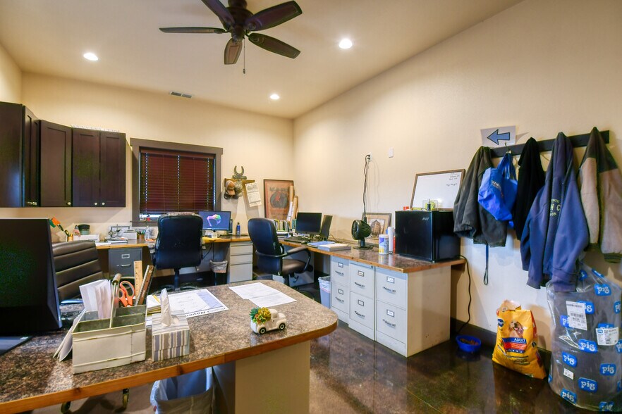 More Photos Of 818 Airport Rd, Pendleton Showroom For Sale