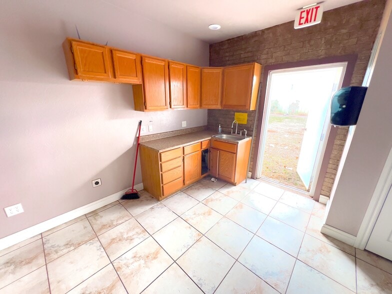 More Photos Of 802-806 Wynan Ct, Anadarko Medical For Sale