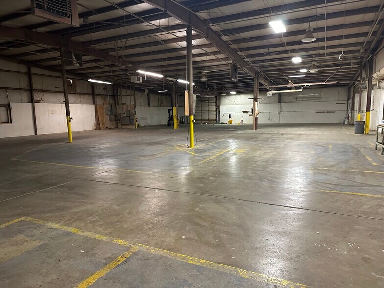 More Photos Of 2620 Bobmeyer Rd, Hamilton Warehouse For Lease