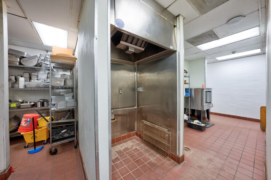 More Photos Of 369 N Palm Canyon Dr, Palm Springs Restaurant For Lease