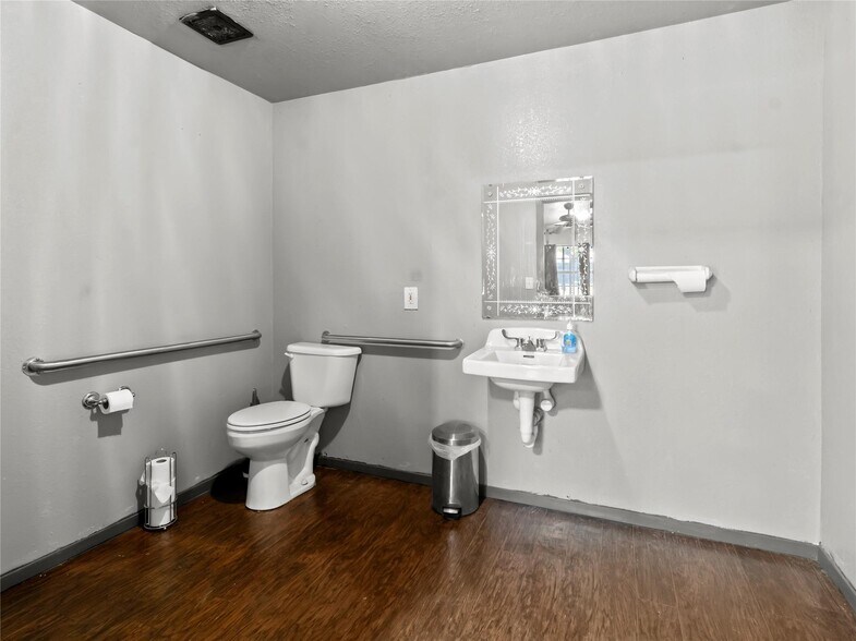 More Photos Of 208 W 1st Ave, Corsicana General Retail For Sale