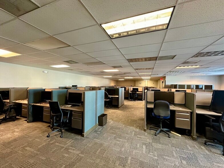 More Photos Of 2121 SW Chelsea Dr, Topeka Flex For Sale