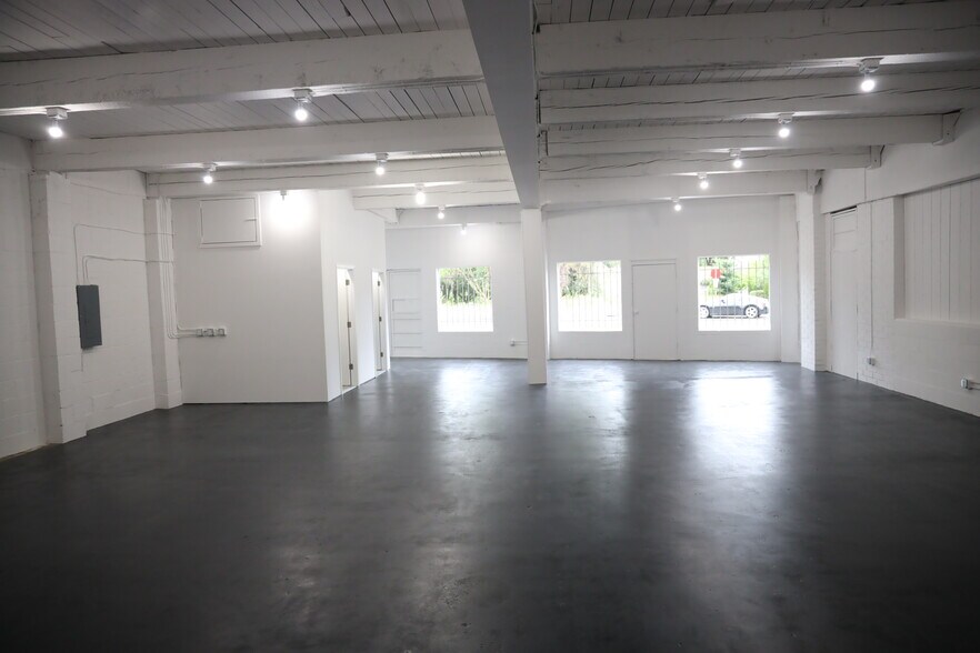 More Photos Of 8855 9th Ave SW, Seattle Convenience Store For Lease