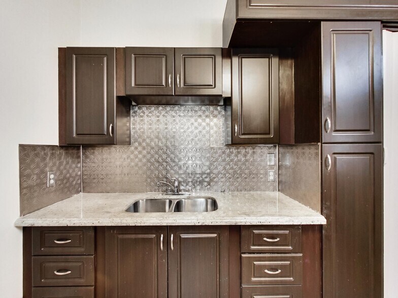 More Photos Of 443 Wentworth St N, Hamilton Storefront Retail Residential For Sale